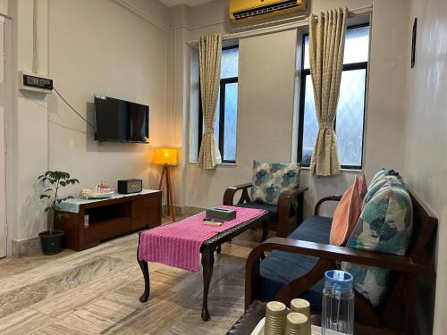 Spacious 2 BHK apartment with Balcony In Bandra