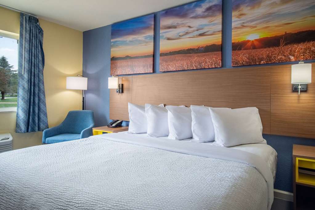 Days Inn by Wyndham Evansdale Waterloo - photo 24