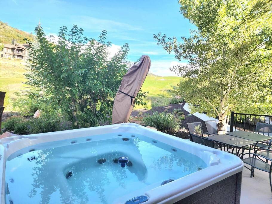 Luxury 4BR ski resort house in Bridgeport, United States