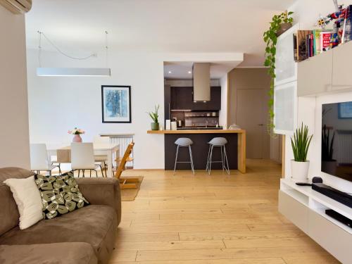 Casa di Bianca Modern & Spacious Home with Jacuzzi Valpolicella — 4-Star Luxury Hotel in Pedemonte, Italy