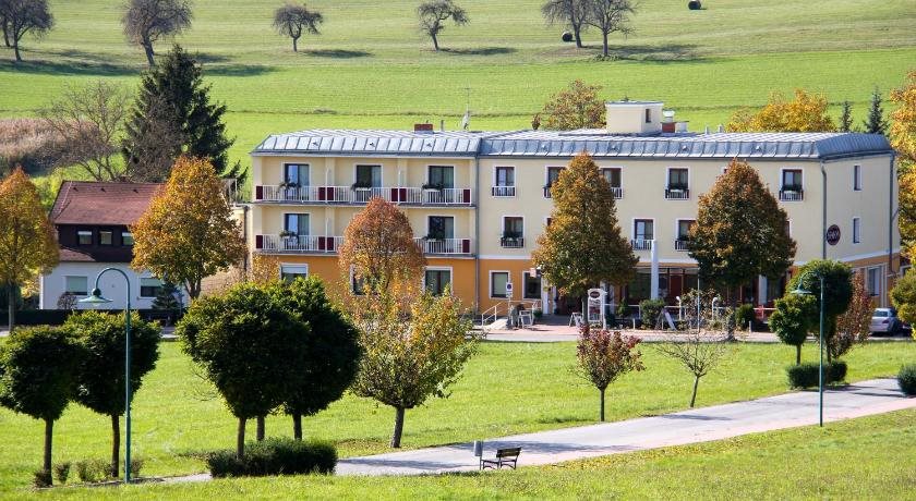Simon Hotel & Café