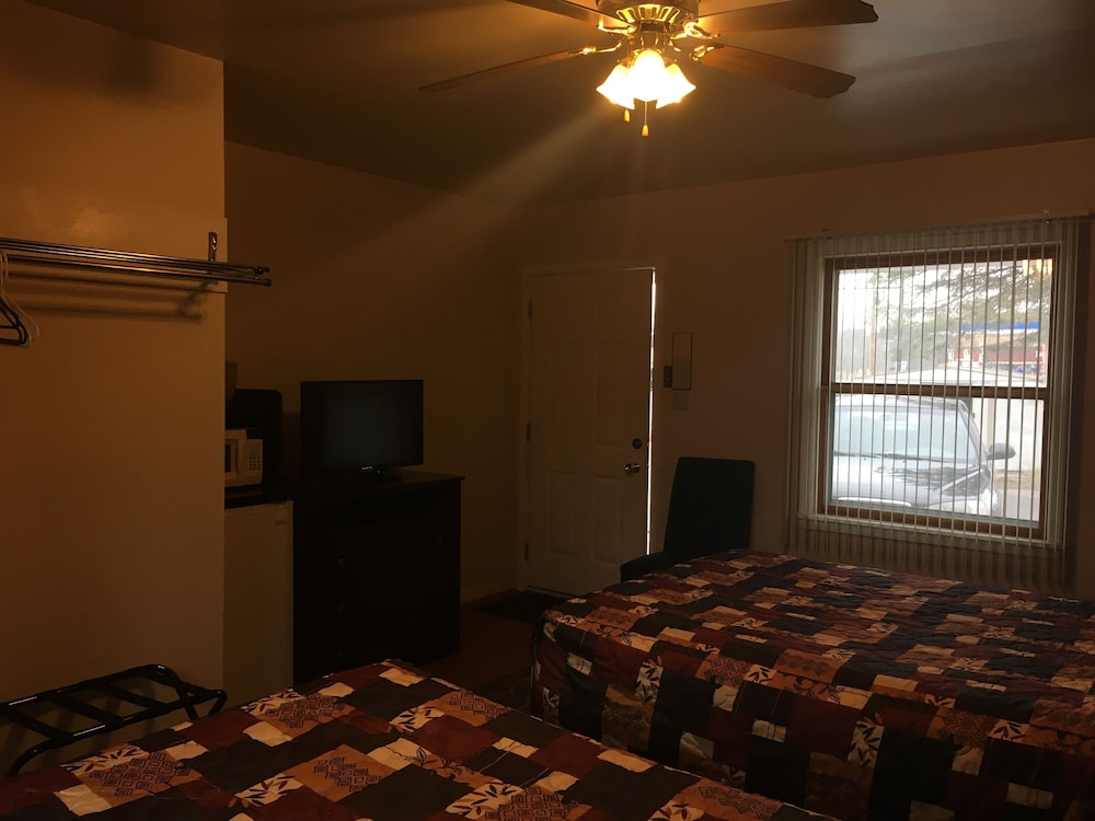 Hilltop Motel - photo 24