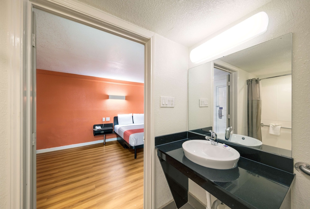 Motel 6 Dallas TX Farmers Branch - photo 14