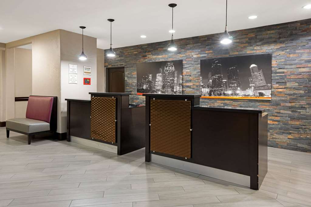 La Quinta Inn & Suites by Wyndham Houston Bush Intl Airpt E - photo 7