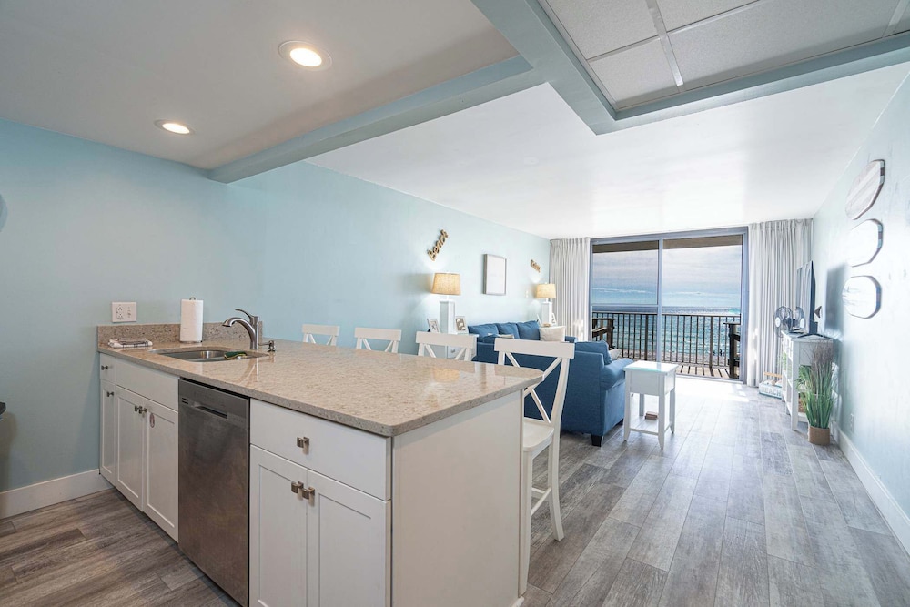 Edgewater Oasis Gorgeous Resort Condo on Beach - photo 25