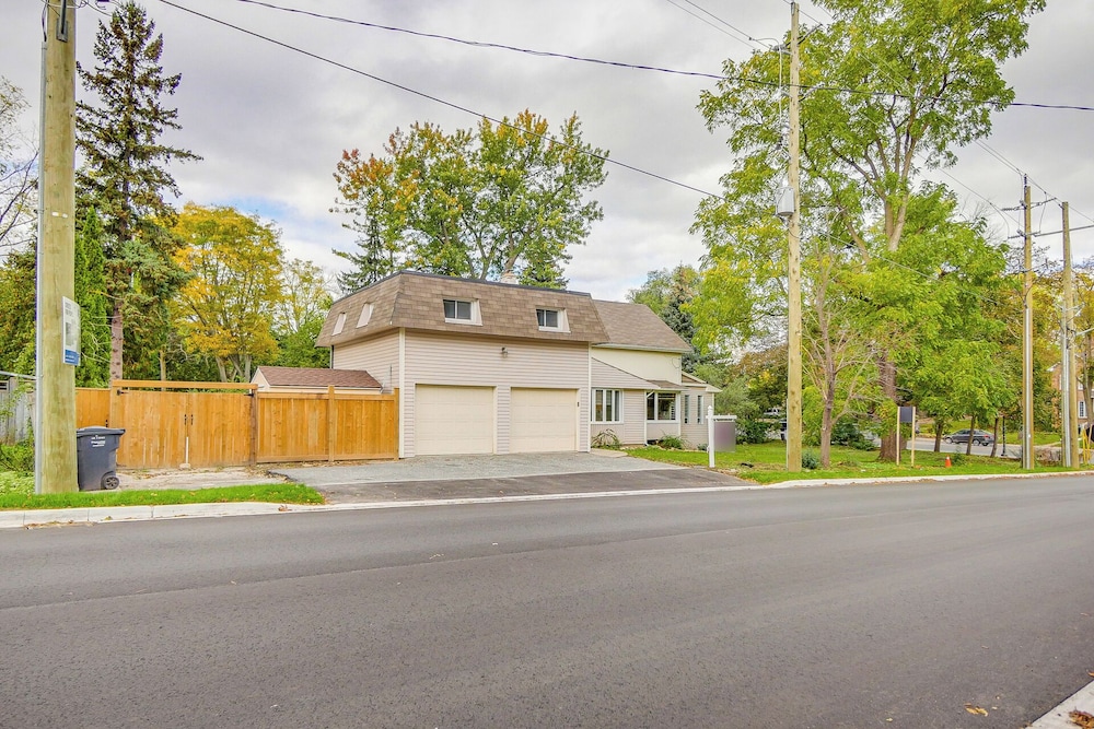 Room in Guest Room Queen Room 2 Brampton Toronto Canada in Brampton, Canada