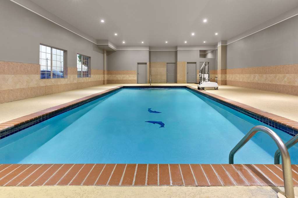 La Quinta Inn & Suites by Wyndham Deer Park - photo 10