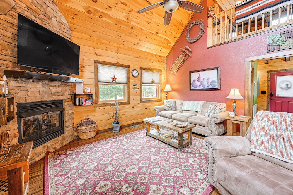 Cozy Couples Getaway with Hot Tub Fox Ridge Cabin — 4-Star Luxury Hotel in Whittier, United States