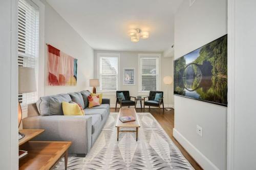 Massive Mid Century Marvel 5 Bedrooms and Parking in Washington, United States