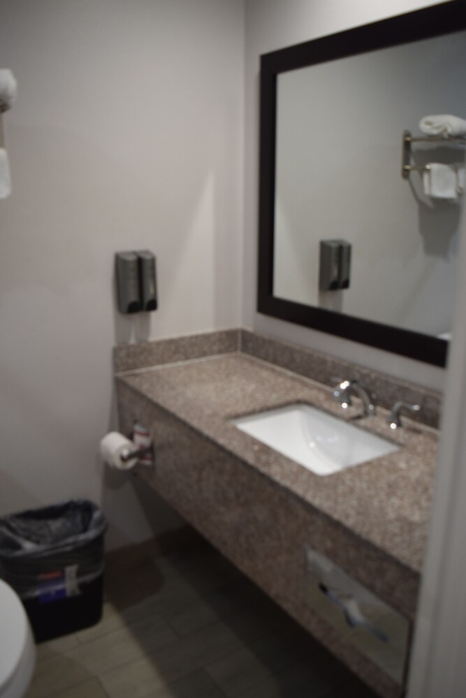 Deluxe Inn Hawthorne - photo 21