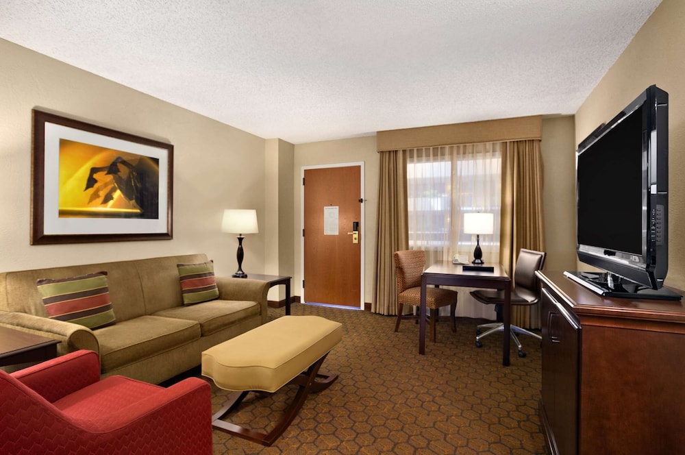 Embassy Suites by Hilton Austin Arboretum - photo 11