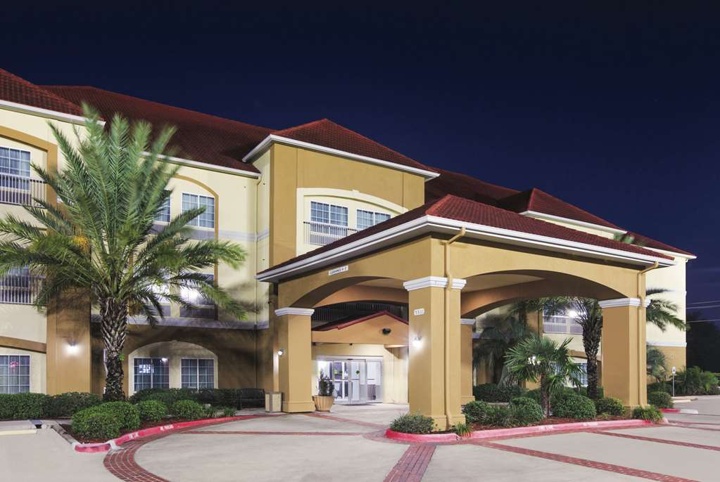 La Quinta Inn & Suites by Wyndham Bay City - photo 3