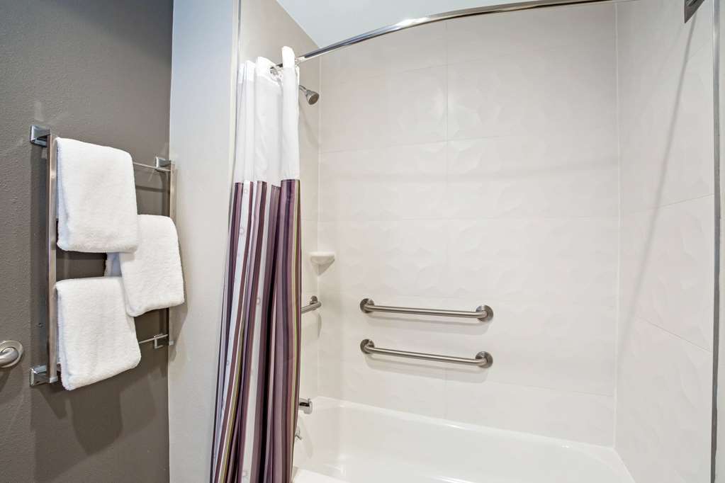 La Quinta Inn & Suites by Wyndham Hartford Bradley Airport - photo 24