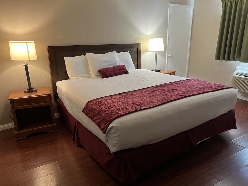 Hometown Inns North Hills - photo 3