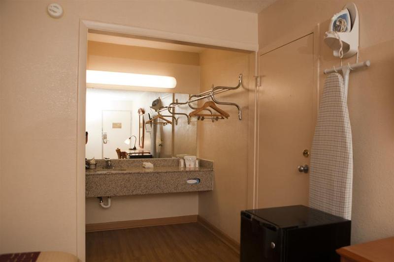 Red Roof Inn & Suites Jackson TN - photo 19