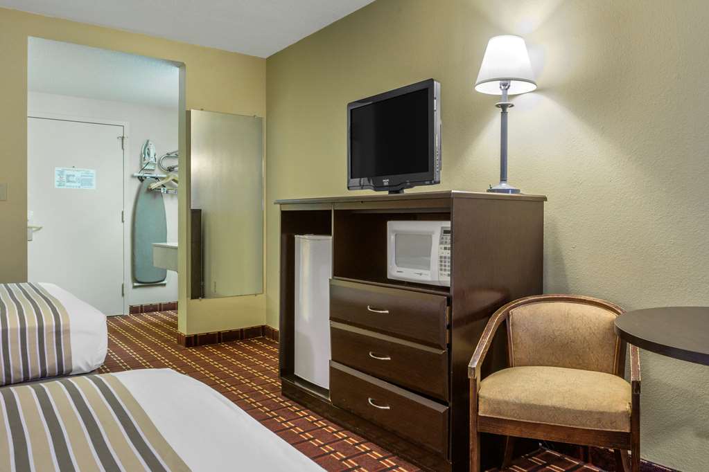 Econo Lodge Inn & Suites Triadelphia Wheeling - photo 18