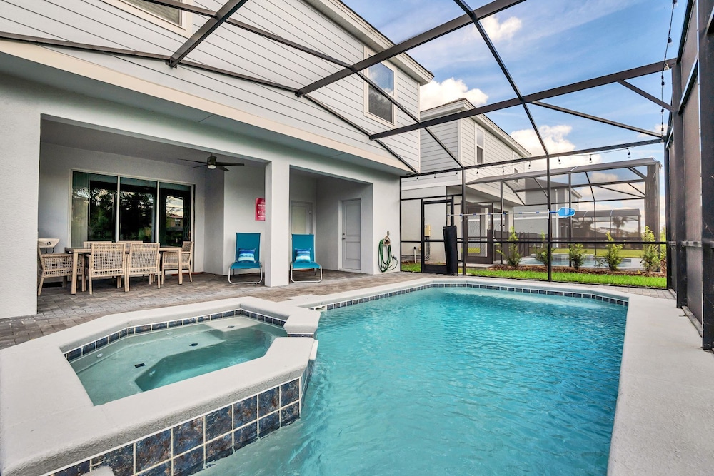 Private Pool Villa W pool Table On site Waterpark — 4-Star Luxury Hotel in Davenport, United States