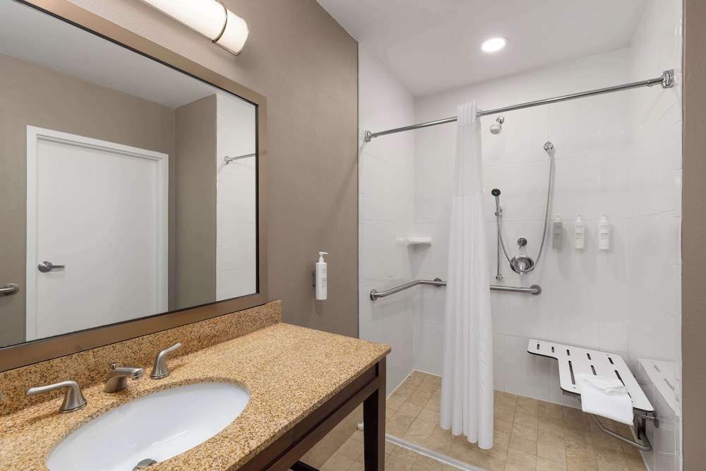 Hampton Inn & Suites Harrisburg North - photo 31