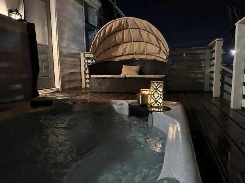 Best EWR Airport Apt Hot Tub Free Parking — 4-Star Luxury Hotel in Hillside, United States