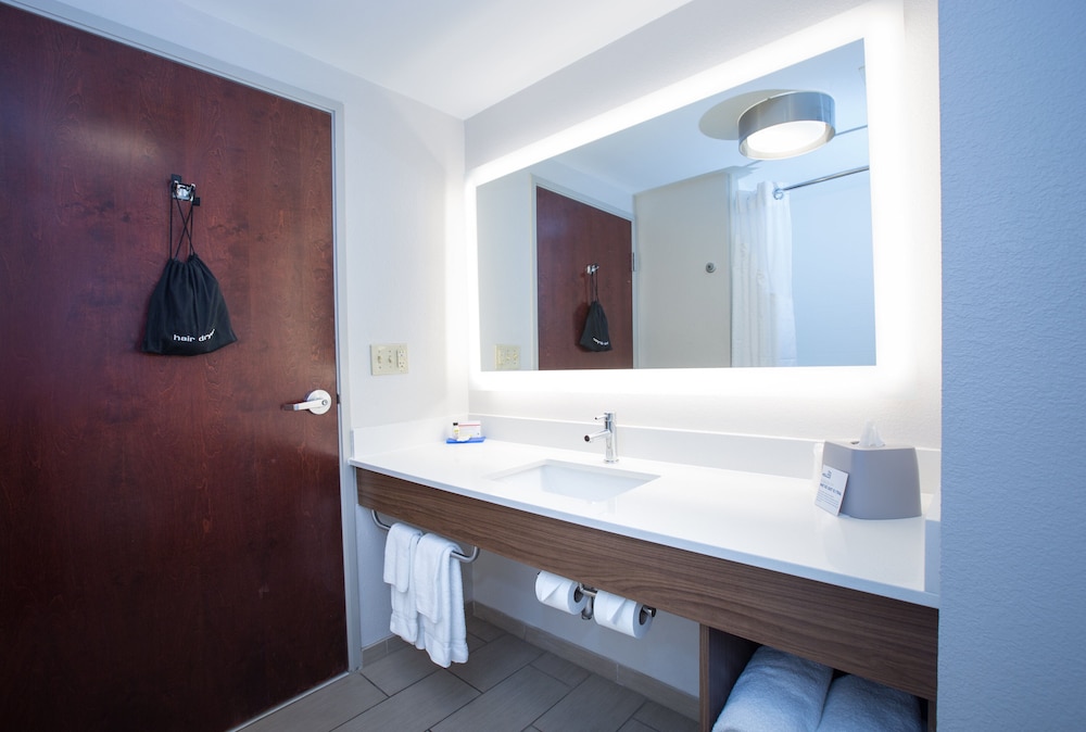 Holiday Inn Express Hotel & Suites Tupelo by IHG - photo 20