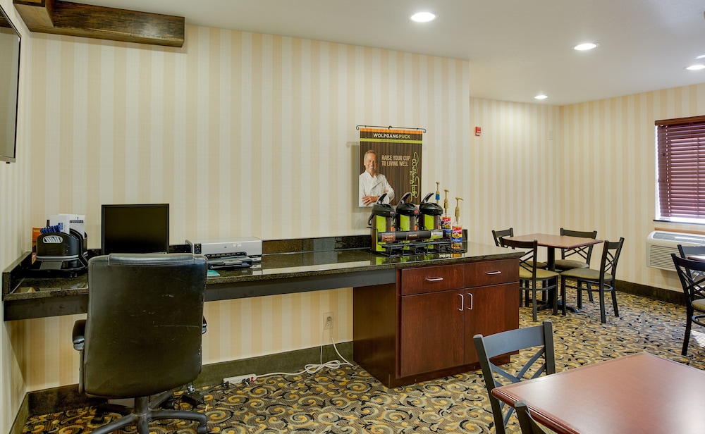 Cobblestone Inn & Suites Clintonville - photo 57