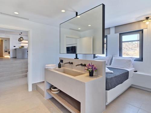 Villa Sol Este Naousa Paros — 4-Star Luxury Hotel in Naousa, Greece