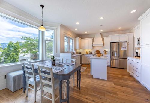 Lincoln House 30 day minimum — 4-Star Luxury Hotel in Hood River, United States