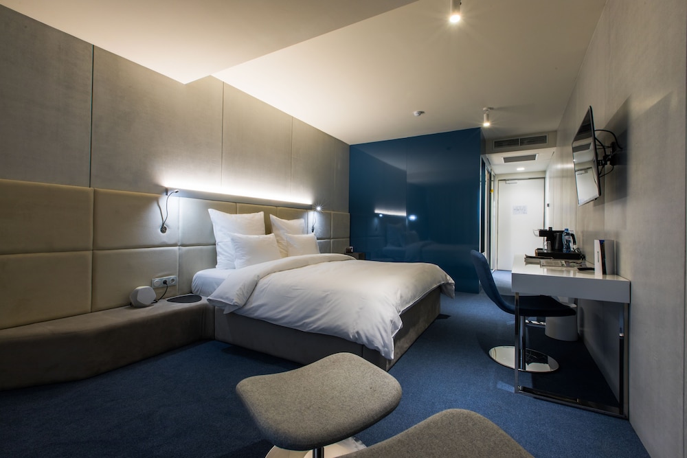 The Grove Design Hotel
