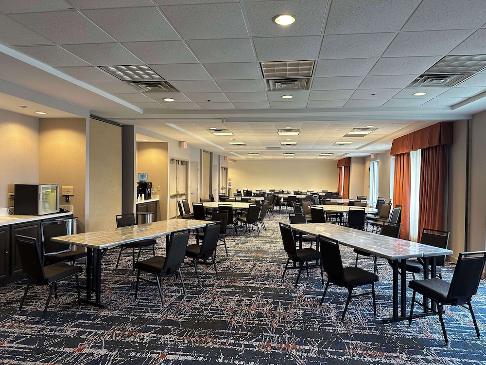 Hilton Garden Inn Chicago Oak Brook - photo 28