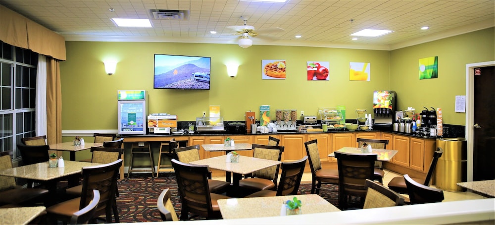 Quality Inn Fayetteville near Historic Downtown Square - photo 38