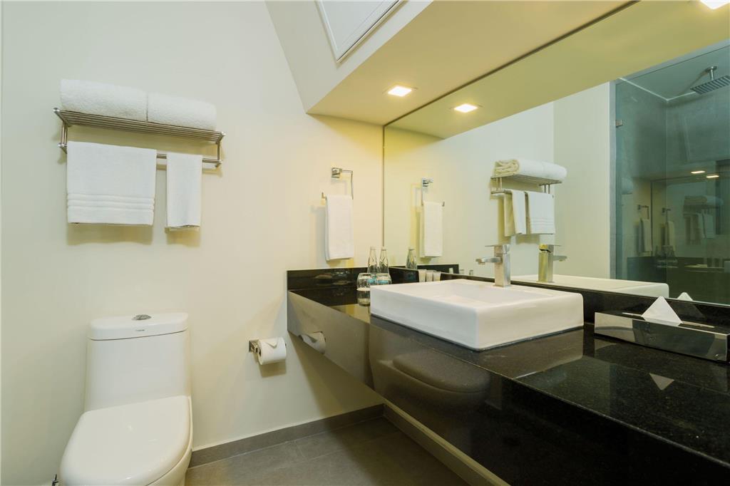 Deluxe Bathroom