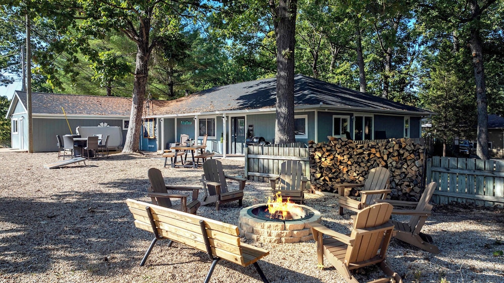 White Oak Landing Spacious 6 BDR w Boat Slip — 4-Star Luxury Hotel in Osage Beach, United States