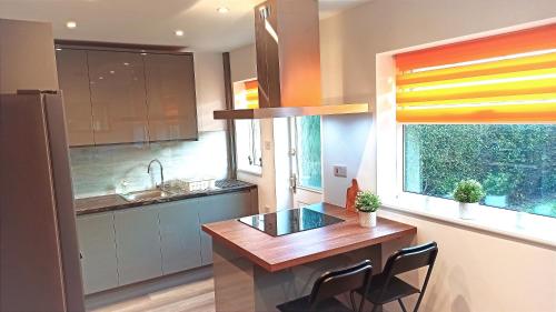 Stunning 3 bed House sleeps 5 6 WiFi OFF Street Parking in Nottingham close to M1 — 4-Star Luxury Hotel in Nottingham, United Kingdom