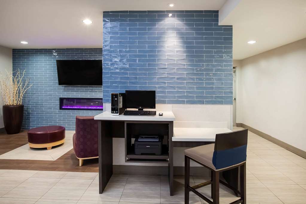La Quinta Inn & Suites by Wyndham Odessa North - photo 30