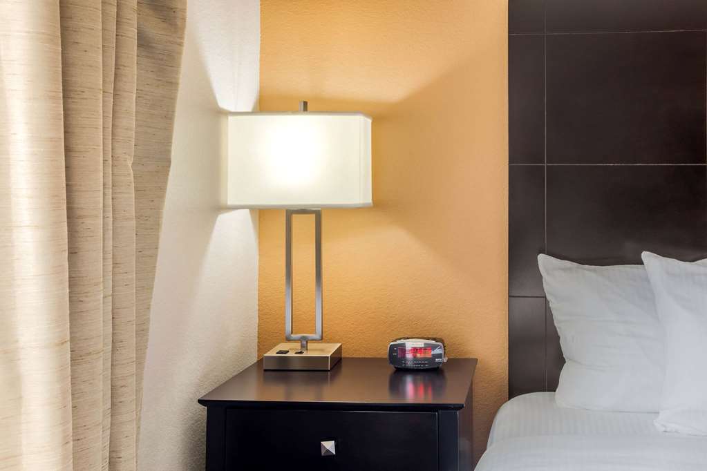 La Quinta Inn & Suites by Wyndham Pasadena - photo 20
