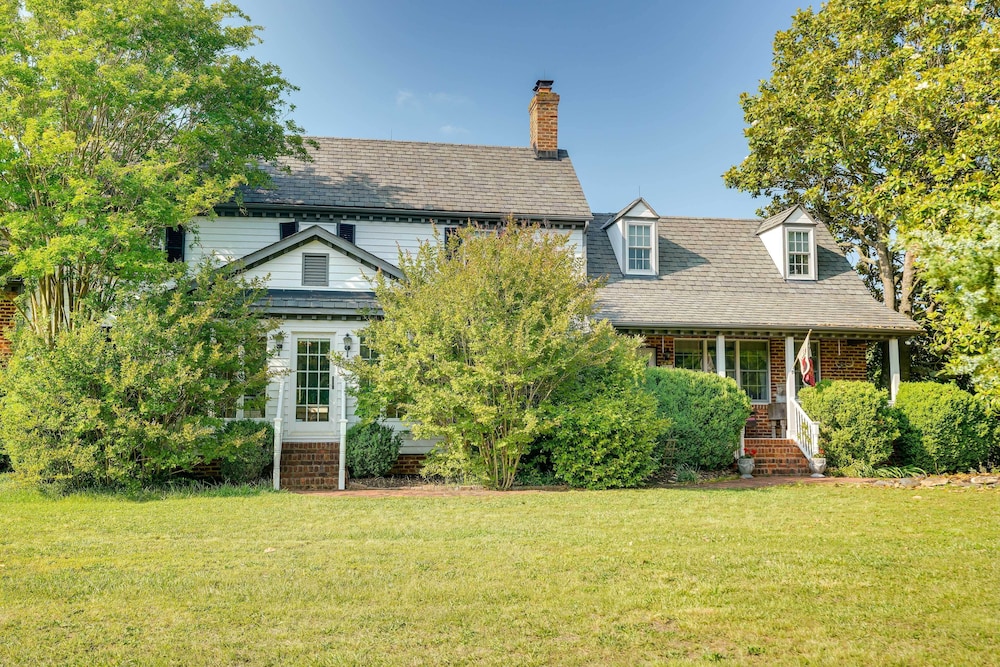 Terre Haute Manor Farmhouse With Gardens And Deck 17951460 — Midlothian