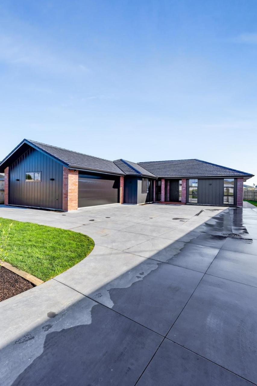 Family home Game Zone & Outdoor Fireplace Sleeps 10 — 4-Star Luxury Hotel in New Plymouth, New Zealand