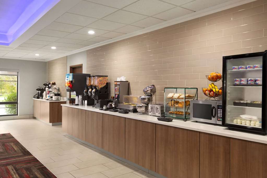 La Quinta Inn & Suites by Wyndham Lackawanna - photo 21