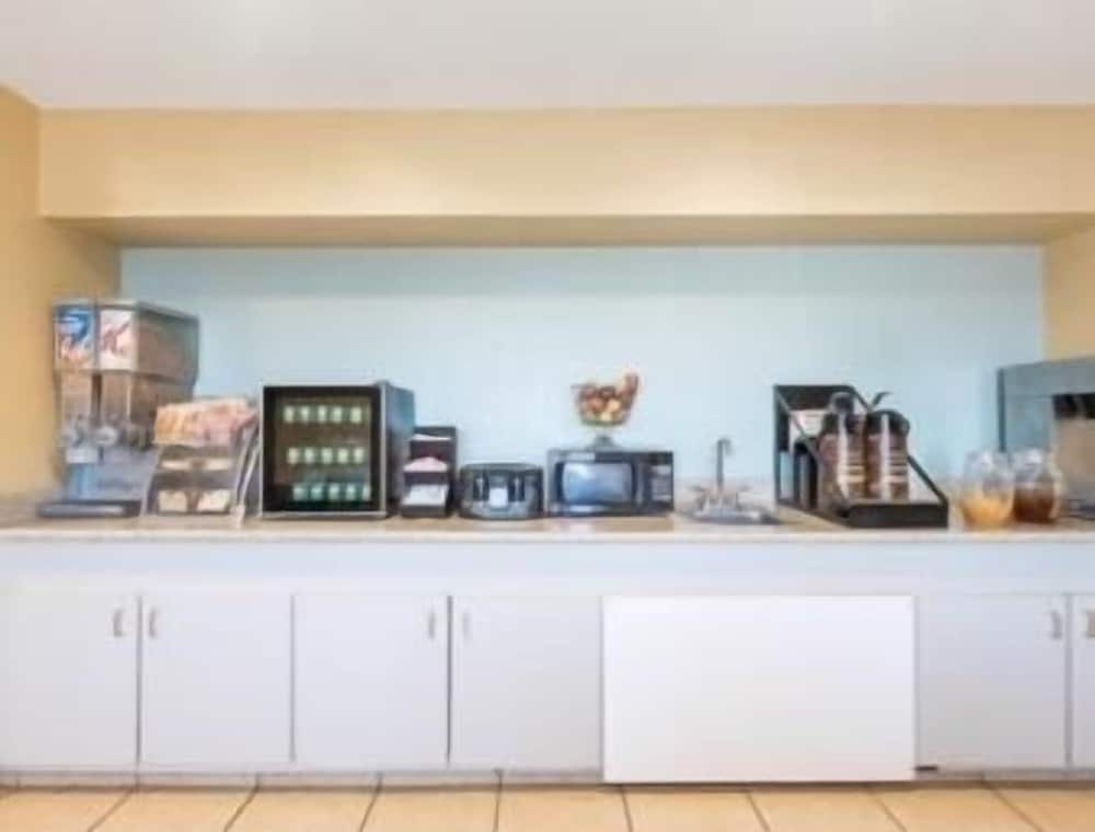 Super 8 by Wyndham Midland - photo 14