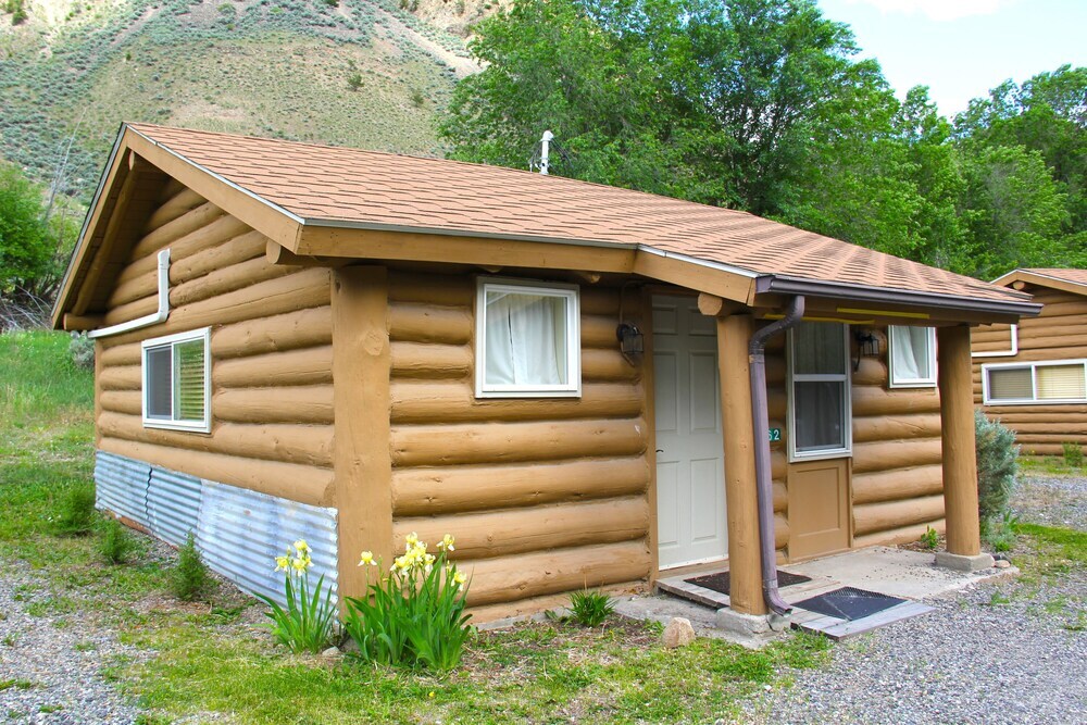 Yellowstone Hot Springs Resort - photo 22