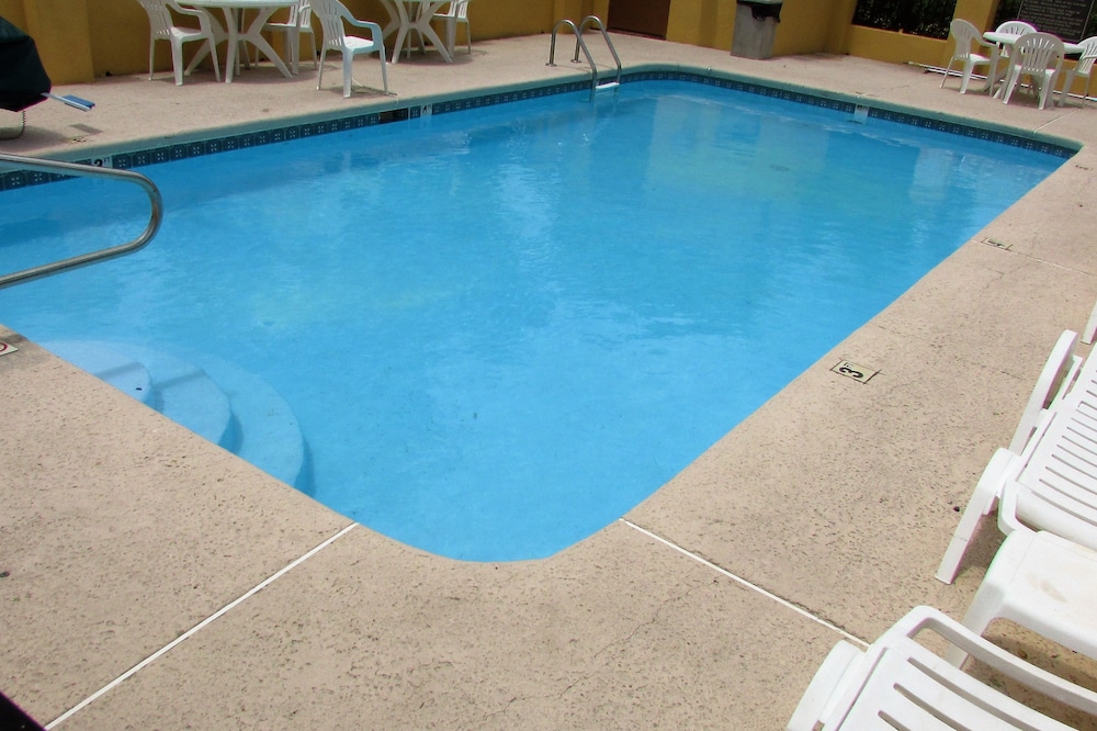 Days Inn & Suites by Wyndham Fort Valley - photo 26
