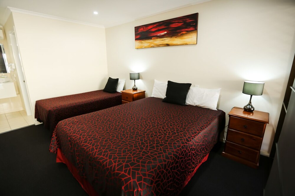 Amber Lodge Motel — 4-Star Luxury Hotel in Gladstone, Australia