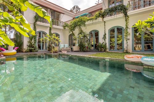 La Pasado 4BHK Standalone Villa in Assagao with Big Pvt Pool Bathtub Caretaker & Secutity — 4-Star Luxury Hotel in Vagator, India