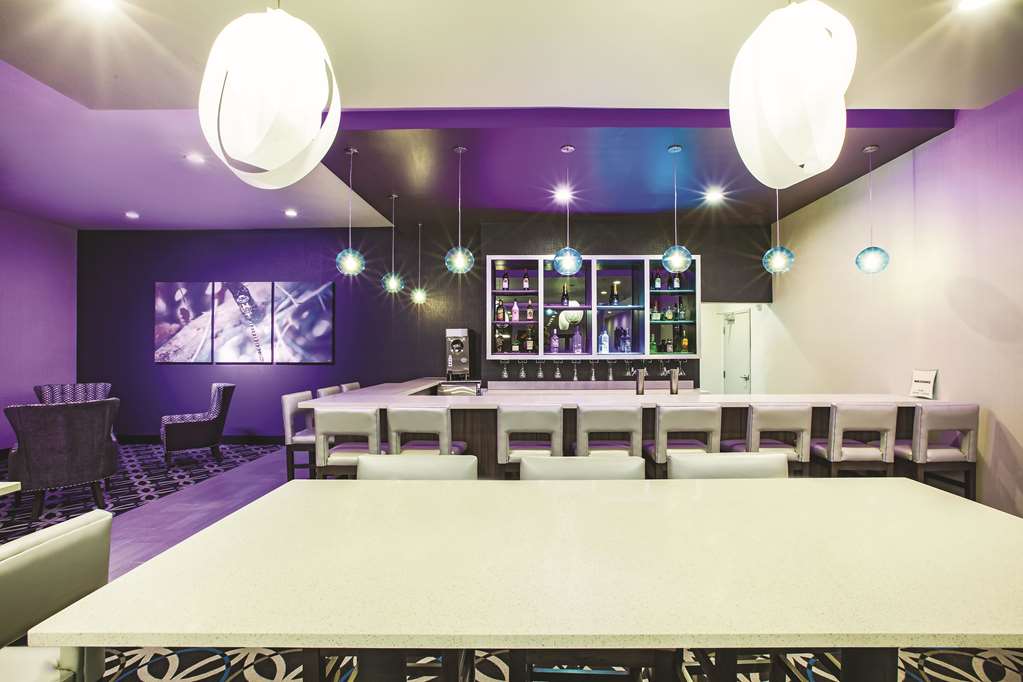 La Quinta Inn & Suites by Wyndham McAllen La Plaza Mall - photo 35