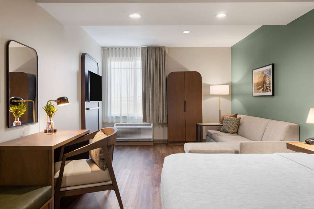 La Quinta Inn and Suites by Wyndham Lincoln - photo 36