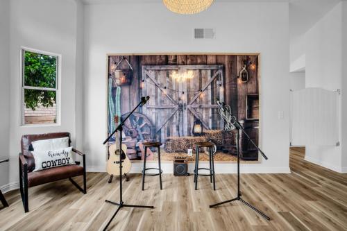 8 min to Coachella Heated Pool Karaoke Arcade in Indio, United States