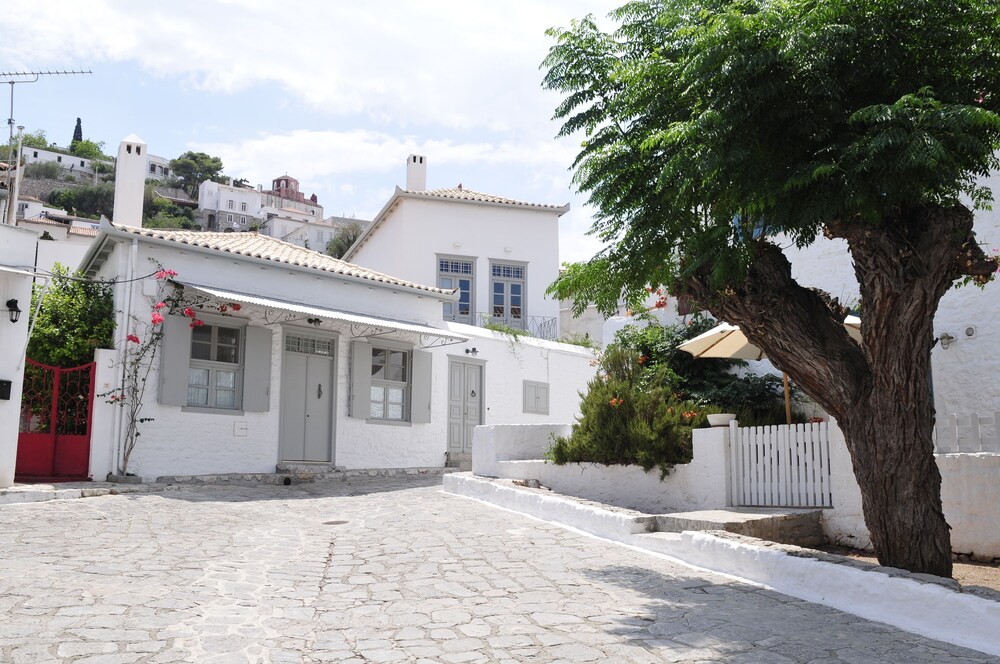 1880 Luxury Apartments — 4-Star Luxury Hotel in Ydra, Greece