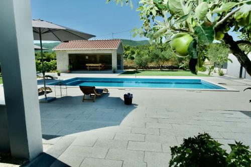 Apartment Mario with pool — 4-Star Luxury Hotel in Primorski Dolac, Croatia
