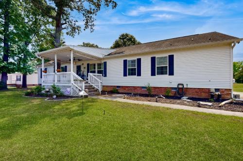 Renovated Retreat with Private Pool and Hot Tub — 4-Star Luxury Hotel in Santee, United States