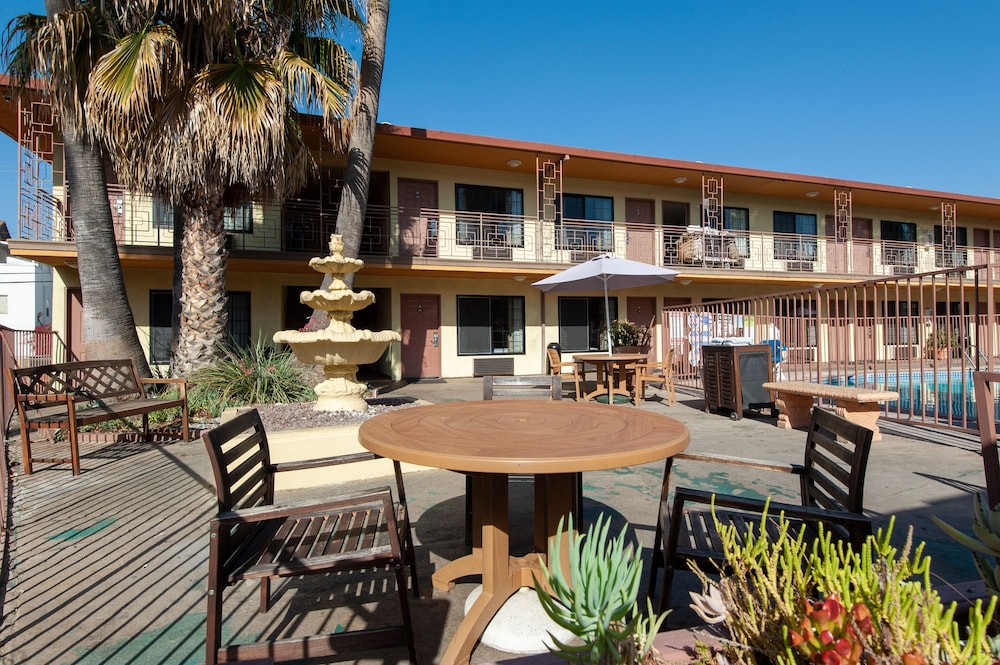 Studio City Court Yard Hotel - photo 42